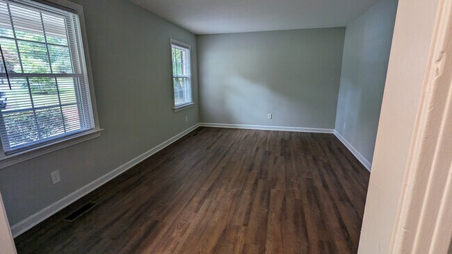 Foto del edificio - 319 Rhynewood Dr