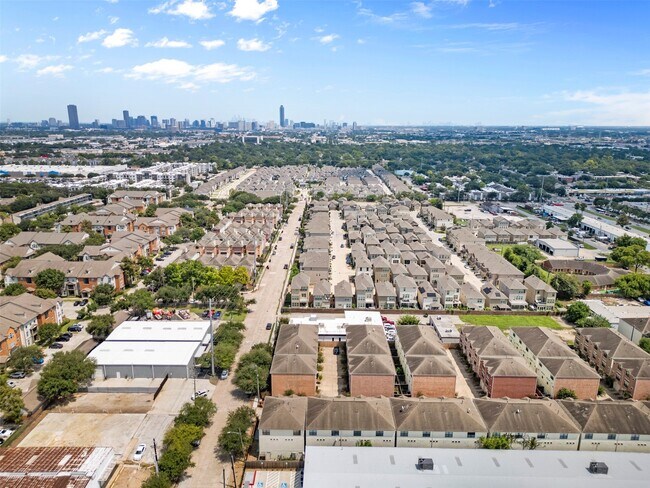 Building Photo - 8715 Meadowcroft Dr