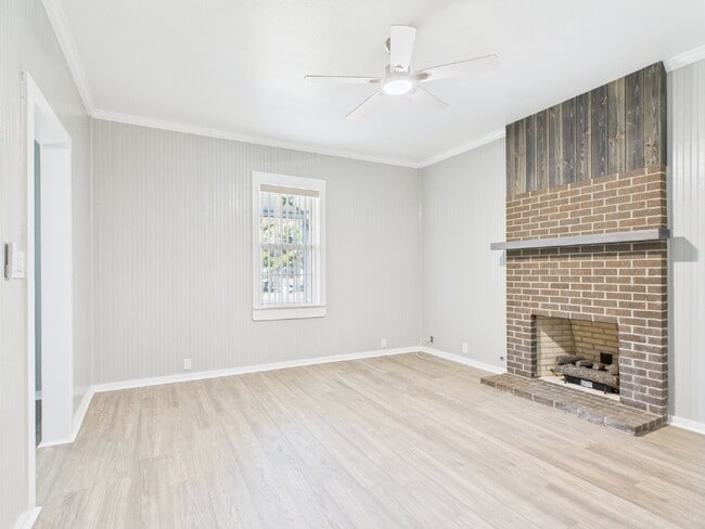 Building Photo - Gorgeous 4/3 in Quiet Neighborhood Utiliti...