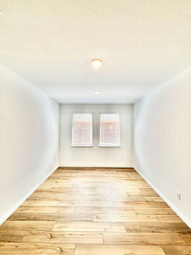 Building Photo - Spacious 4-Bedroom Home with Fenced Yard a...