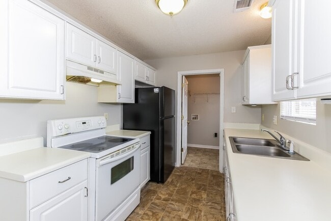 Building Photo - 3322 Sugarberry Dr