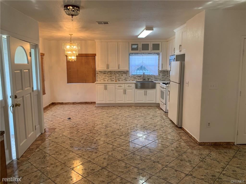 Building Photo - 5 br, 3 bath House - 1130 W 53rd St