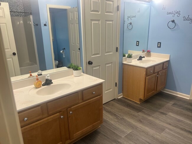 jack & jill bathroom - 629 Kaylins Ct