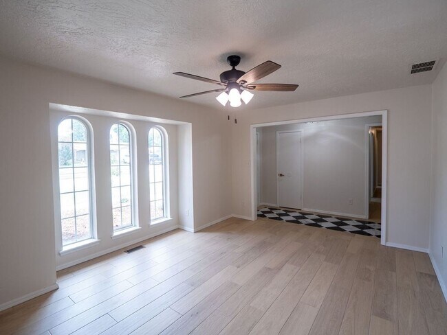 Foto del edificio - 3306 Pheasant Run Rd