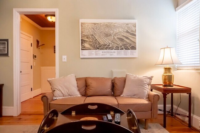 Foto del edificio - ***Furnished***Charming Historical Home for Lease in Downtown Winston-Salem