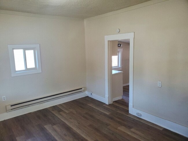 Building Photo - 2 Bed/1 Bath Home!