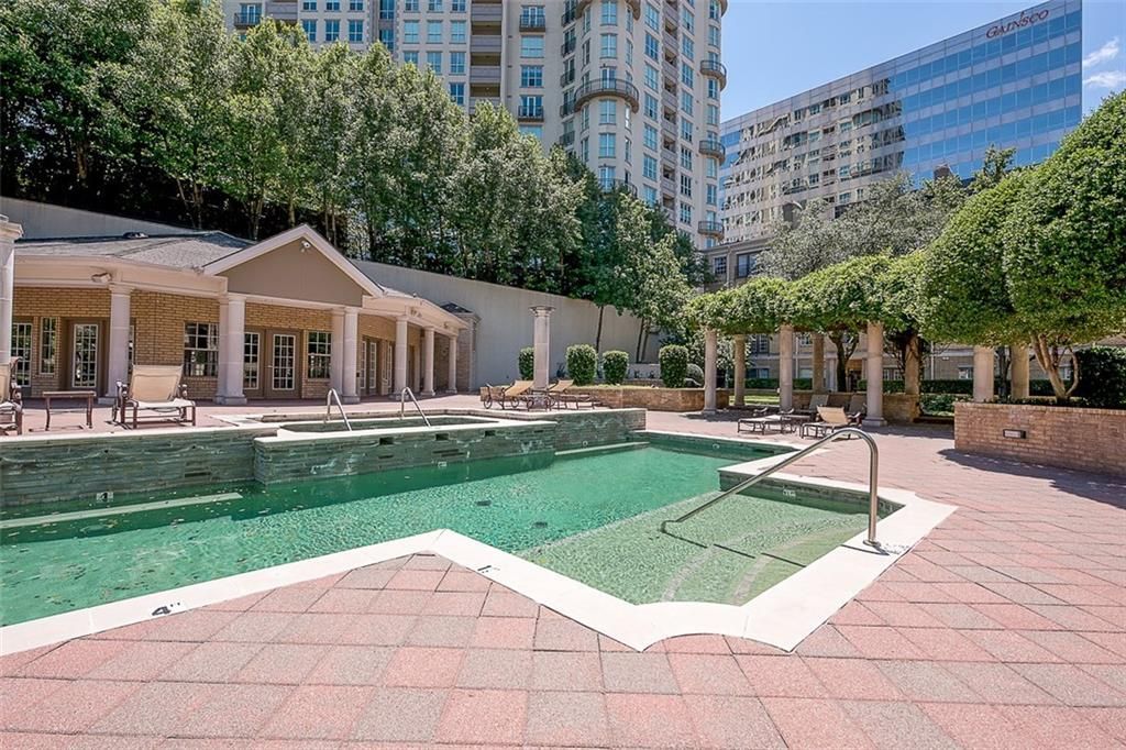 Piscina y Patio - 3400 Welborn St