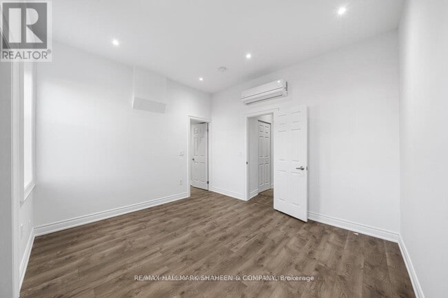Building Photo - 208 Dovercourt Rd