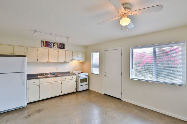 Building Photo - 1421 E Roosevelt St