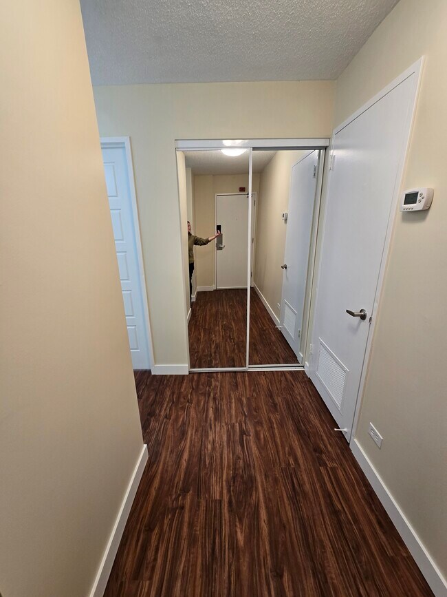 Photo du bâtiment - 12303 Jasper Av NW