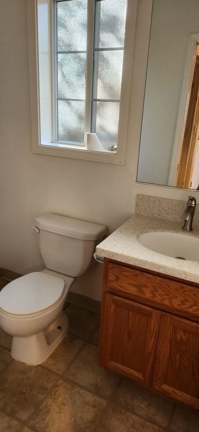1/2 baño en la planta baja - 12331 SE Whitcomb Dr.