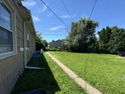 Foto del edificio - "Charming 2-Bed Gem with Hardwood Floors in Saint Paul's Vibrant South Side!"