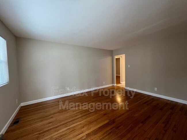 Building Photo - 806 Dowd St