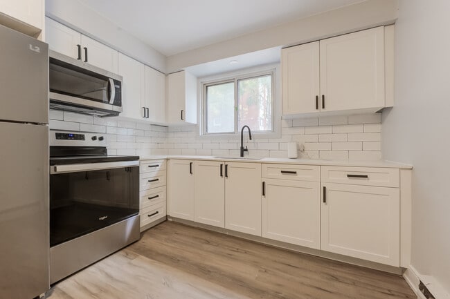 Building Photo - 639 Stirling Av S