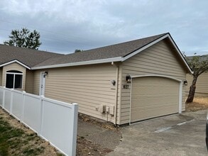 Building Photo - 627 NW Meadows Dr