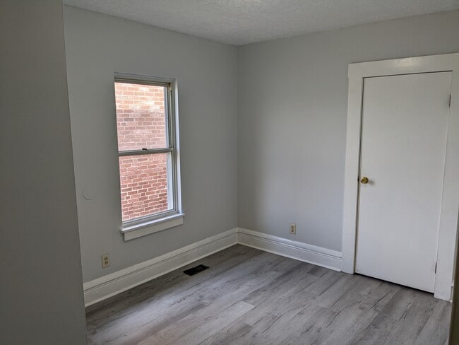 Building Photo - 1047 Oakwood Ave