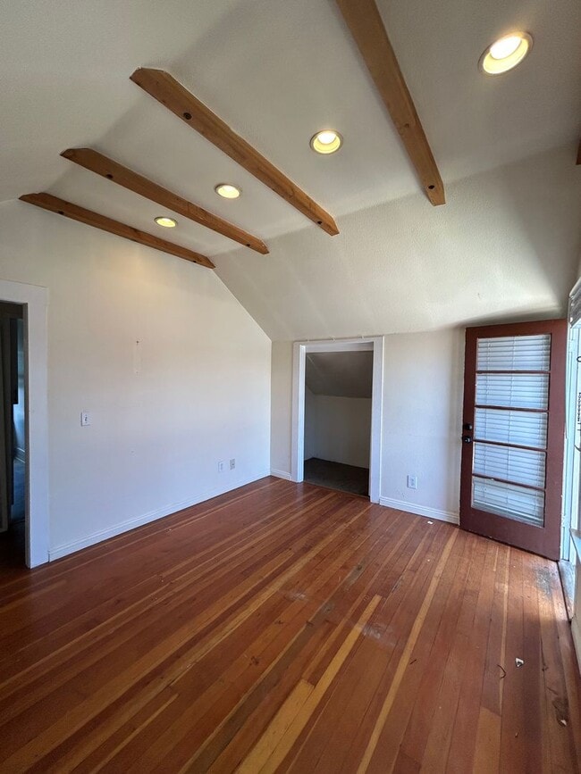 Building Photo - Upstairs one bedroom available now on Emerald between Cass and Bayard