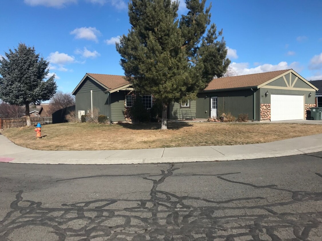 Primary Photo - Spacious 5-Bedroom Home with Fenced Backya...