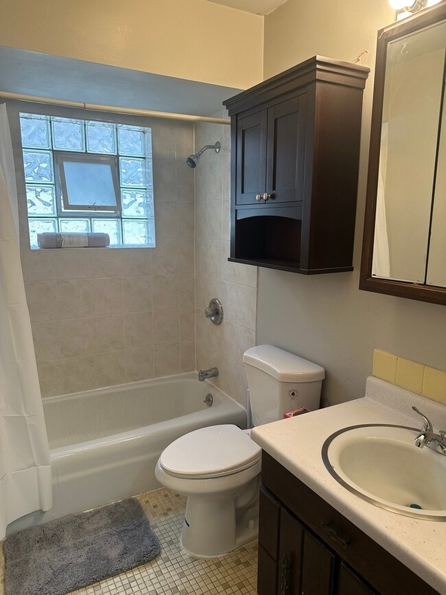 Foto del edificio - 2113 W Montrose Ave