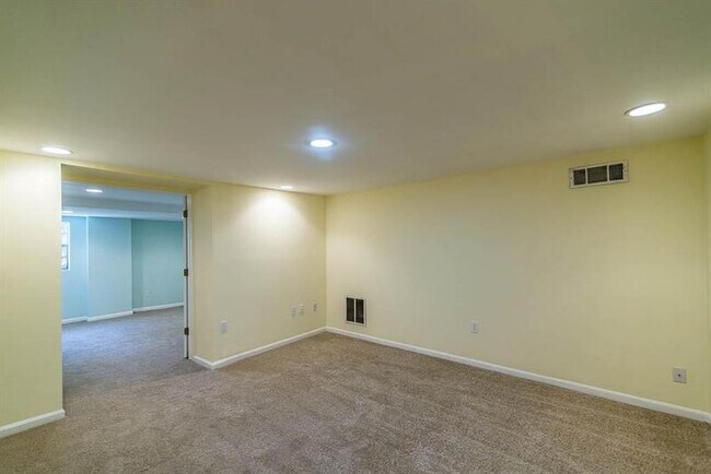 Building Photo - 800 E Morningside Dr NE