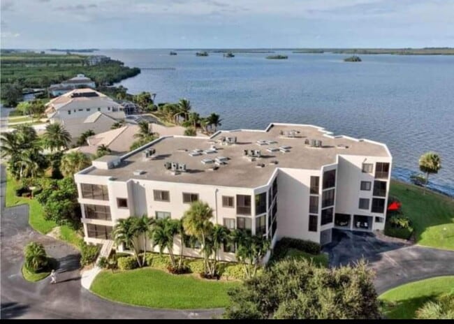 Building Photo - 9612 Riverside Dr