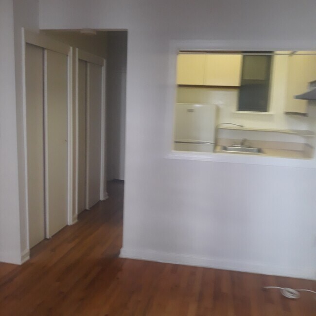 Building Photo - Charming Large Studio