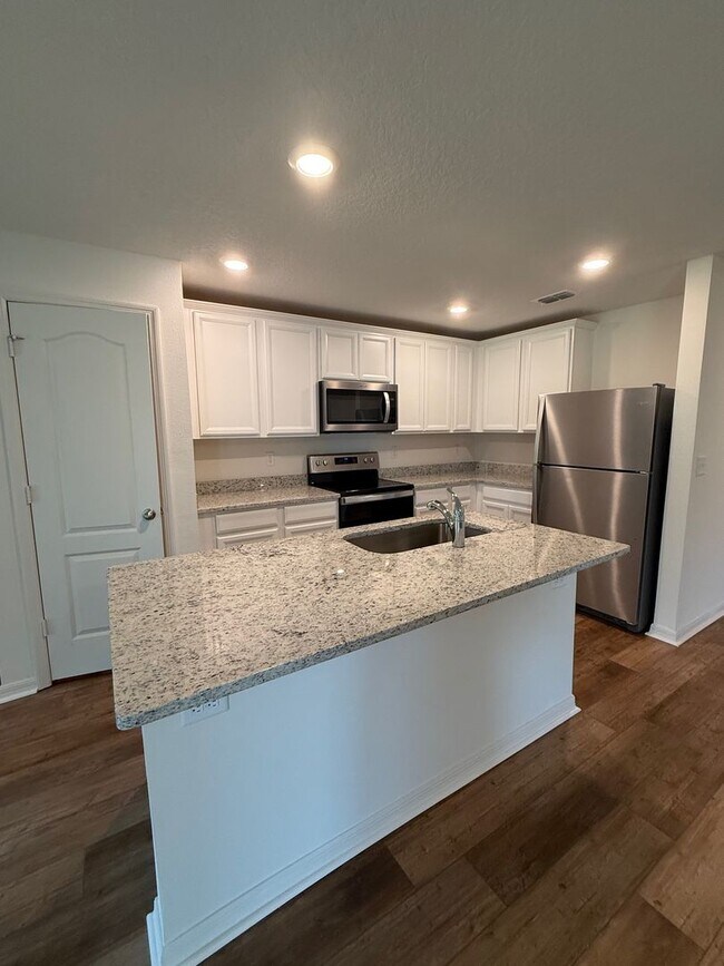 Building Photo - Stunning Brand-New 3-Bedroom Home in Prime...