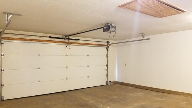 Foto del edificio - 749 Hilltop Ln