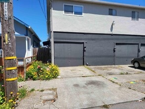 Building Photo - 418 C St