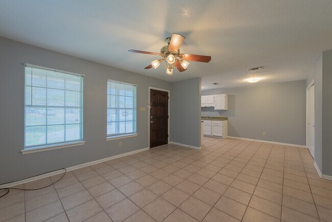 Living Room - 308 Columbia Ct