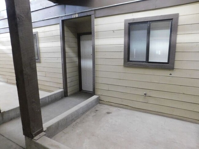 Building Photo - 2 Bed 1 Bath Condo Close to CMU!