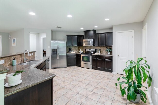 Building Photo - 904 Strickling Dr