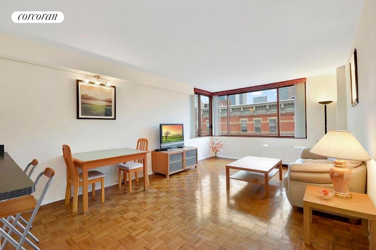 Foto principal - 393 W 49th St