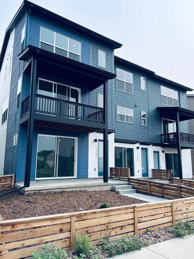 Building Photo - Luxury 3 Bedroom Townhome in the Heart of ...