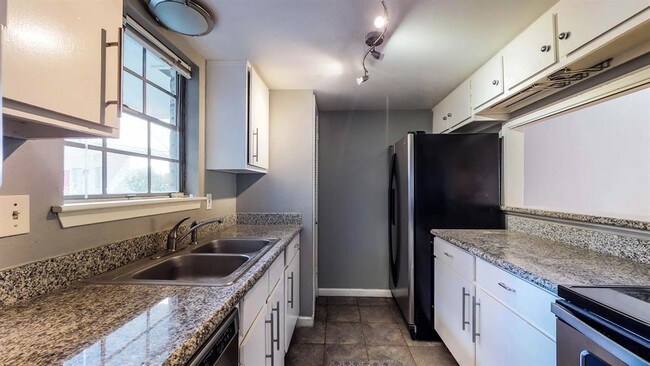 Building Photo - 1803 Stoney Brook Dr