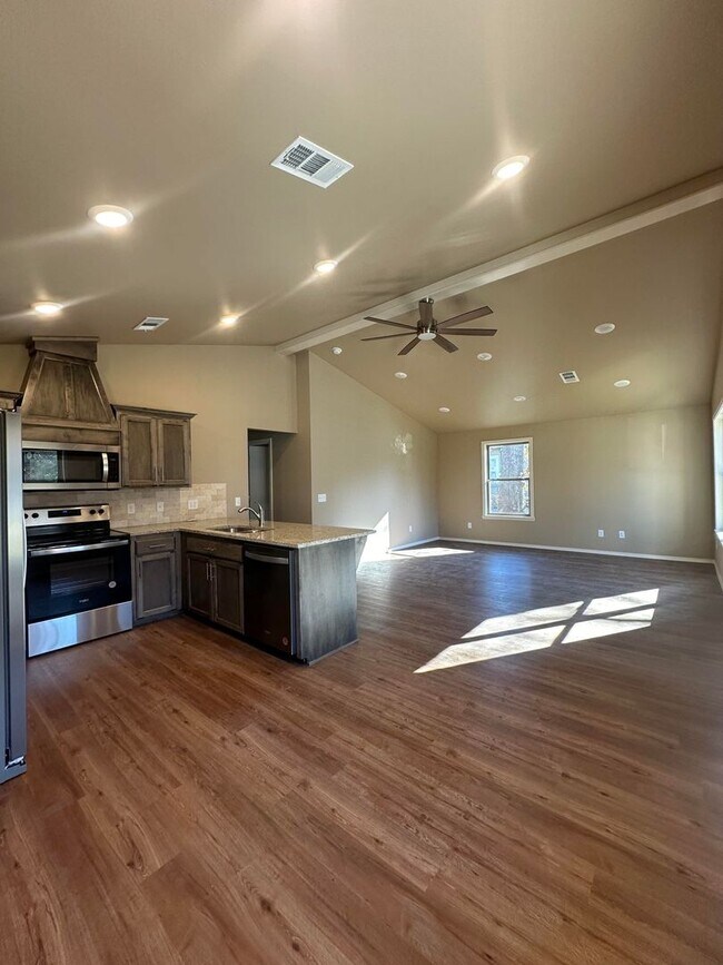 Foto del edificio - Come look at this beautiful 3-bedrom 2-bath new construction home.