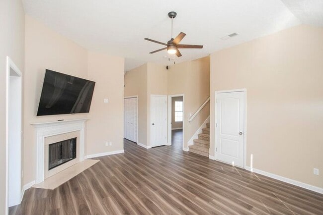Building Photo - 3 Bed w/Bonus, Large Yard in Sought After ...