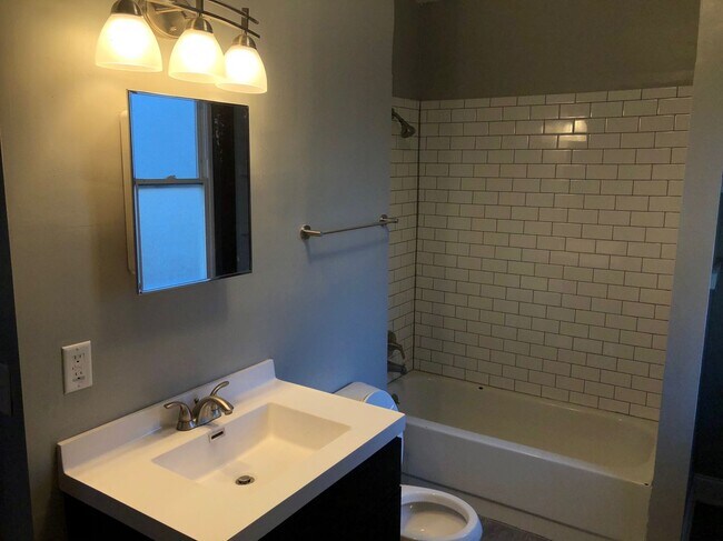 Building Photo - Spacious 4 Bedroom 2 Bathroom Home in Minneapolis!
