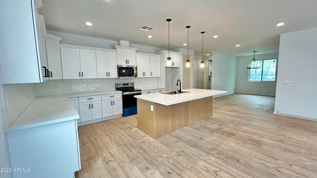 Building Photo - 6216 W Sierra Vista Dr