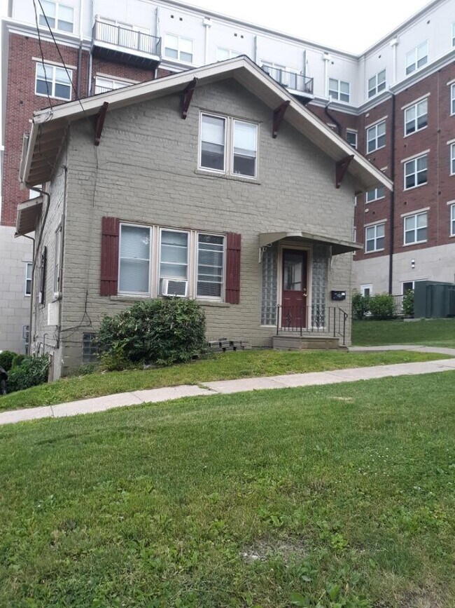 Building Photo - 215 E Prentiss St