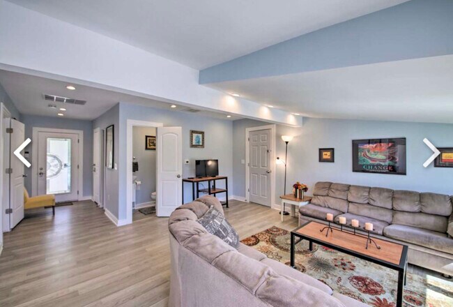 hampton - Large living room - 2971 S River Rd