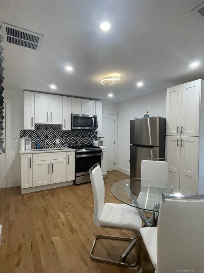 Foto del edificio - 459 Blatchley Ave