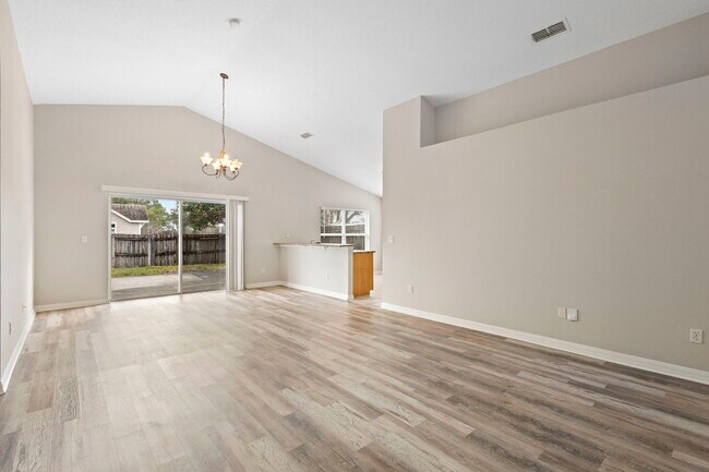 Foto del edificio - 1911 Colonial Woods Blvd