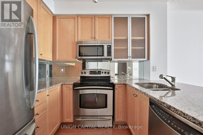 Building Photo - 18 Yorkville Ave