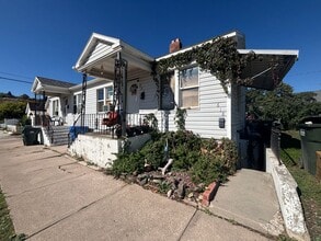 Building Photo - 618-624 W Wyeth St