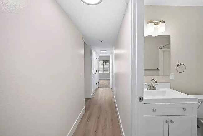 Foto del edificio - "Charming 3-Bed Townhouse with Granite Countertops & Hardwood Floors in Santa Ana!"