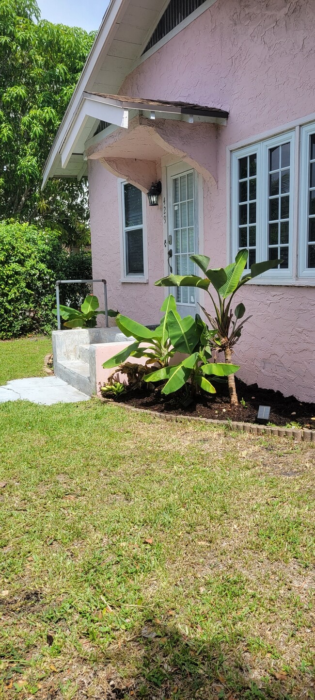 Building Photo - 429 Avenida Alegre