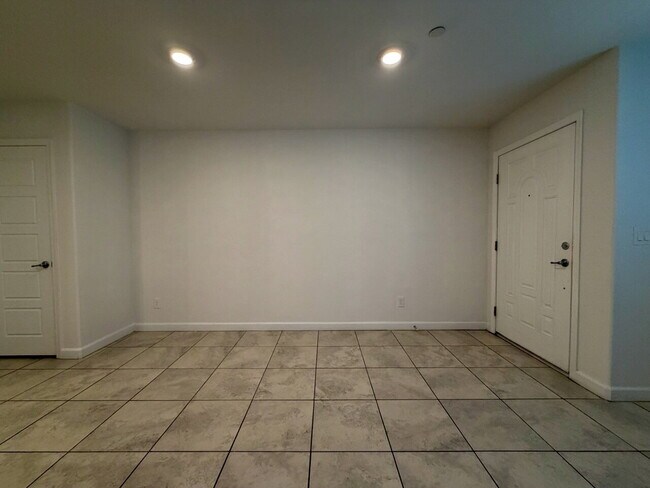 Building Photo - 3 BED 2.5 BATH 2 CAR GARAGE TOWNHOME IN HENDERSON CADENCE COMMUNITY FOR RENT!!