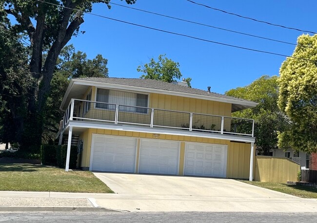 Middle Garage Door. 2 Openers - 513 28th St
