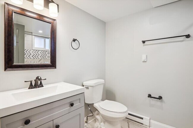 Building Photo - 232 14th Pl NE